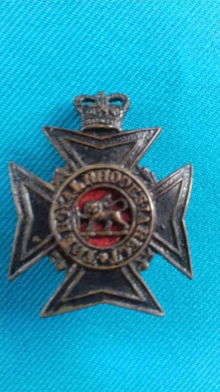 ROYAL RHODESIA REGT. CAP BADGE WITH KINGS CROWN