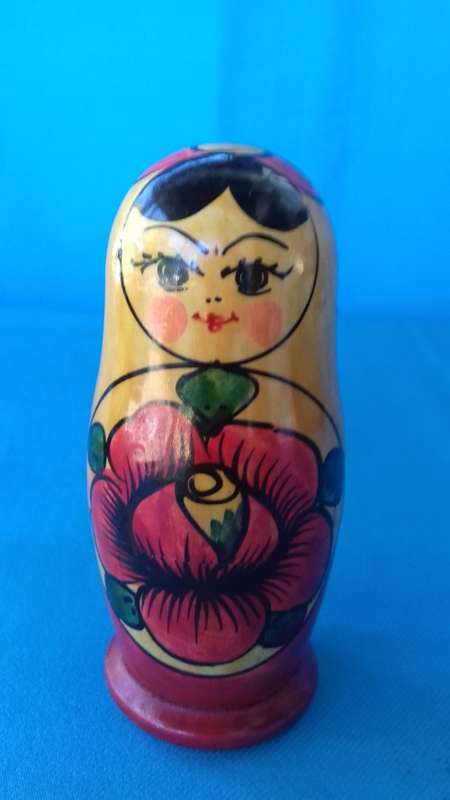 RUSSIAN NESTING DOLLS  SET 0F 3