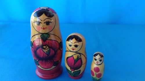 RUSSIAN NESTING DOLLS  SET 0F 3