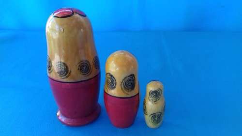 RUSSIAN NESTING DOLLS  SET 0F 3