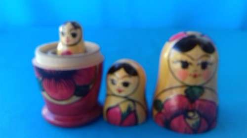 RUSSIAN NESTING DOLLS  SET 0F 3