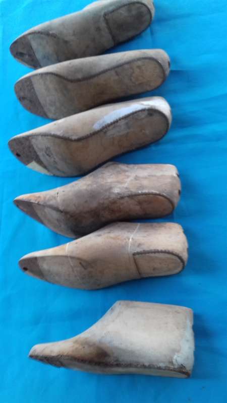 VINTAGE  6 ASSORTED SIZES  WOODEN SHOE MOULDS/LASTS