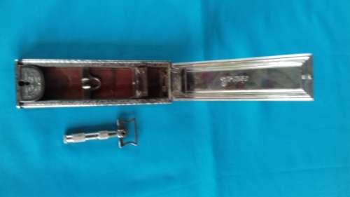 VINTAGE "DARWIN" HOLLOW GROUND SAFETY RAZOR