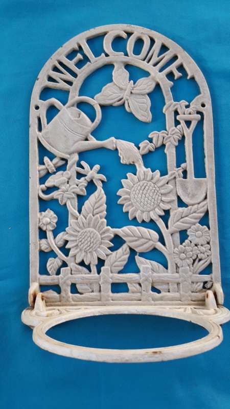 VINTAGE CAST IRON "WELCOME" POT PLANT HOLDER
