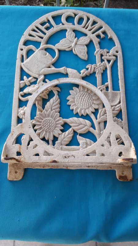 VINTAGE CAST IRON "WELCOME" POT PLANT HOLDER
