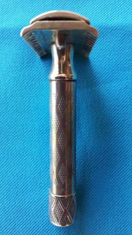 VINTAGE BRASS GILLETTE  SAFETY RAZOR    DIAMOND PATTERN
