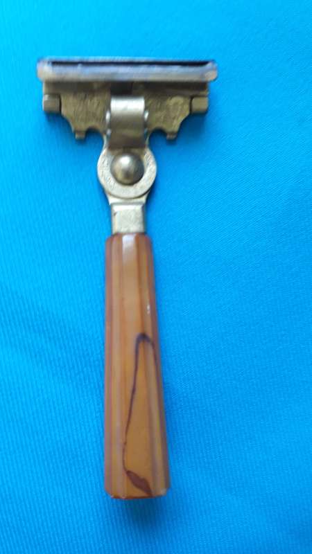 VINTAGE SCHICK INJECTOR RAZOR MADE IN CANADA