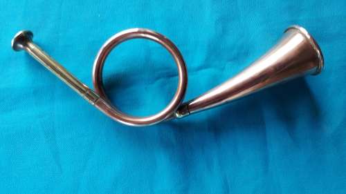 VINTAGE COPPER HUNTING HORN/BUGLE WITH BRASS ACCENTS (HOME DECOR)