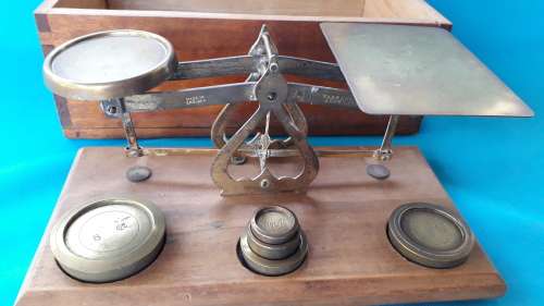 VINTAGE BRASS SCALE  WITH WEIGHT ON WOODEN BASE  + BOX