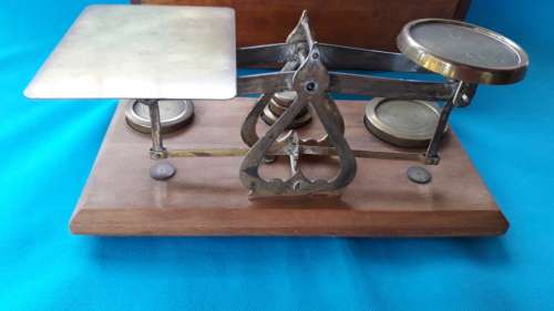 VINTAGE BRASS SCALE  WITH WEIGHT ON WOODEN BASE  + BOX