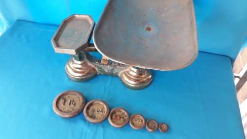 VINTAGE GILDED CAST IRON SCALE WITH 6 WEIGHTS