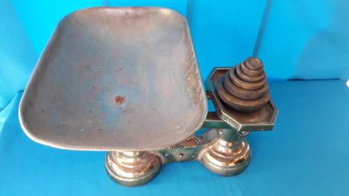 VINTAGE GILDED CAST IRON SCALE WITH 6 WEIGHTS