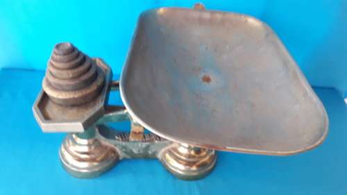 VINTAGE GILDED CAST IRON SCALE WITH 6 WEIGHTS