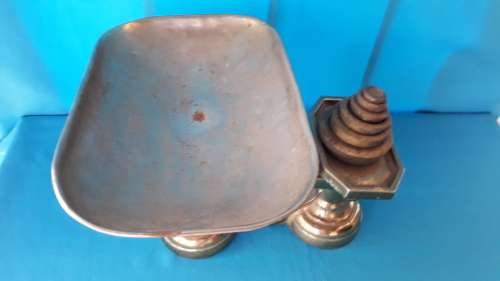 VINTAGE GILDED CAST IRON SCALE WITH 6 WEIGHTS