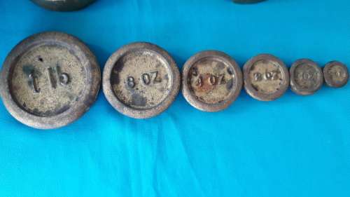 VINTAGE GILDED CAST IRON SCALE WITH 6 WEIGHTS
