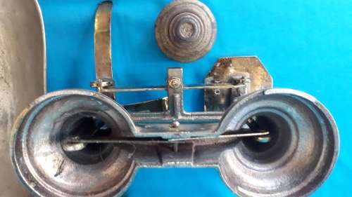 VINTAGE GILDED CAST IRON SCALE WITH 6 WEIGHTS