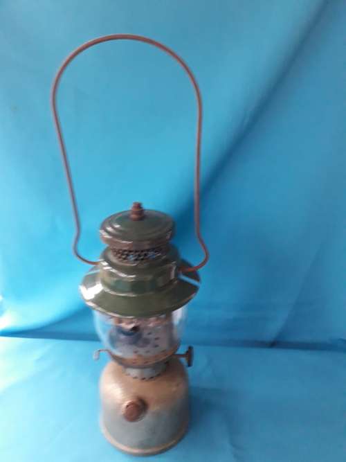VINTAGE  "COLEMAN"  KEROSENE LAMP
