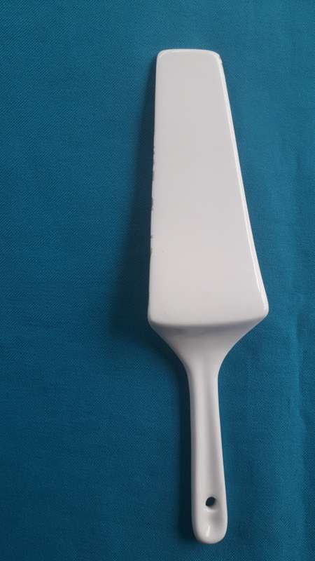 PORCELAIN CAKE LIFTER