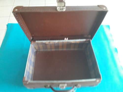 VINTAGE KIDDIES SCHOOL CASE WITH KEY