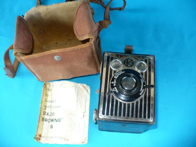 VINTAGE SIX-20 "BROWNIE" B BOX CAMERA