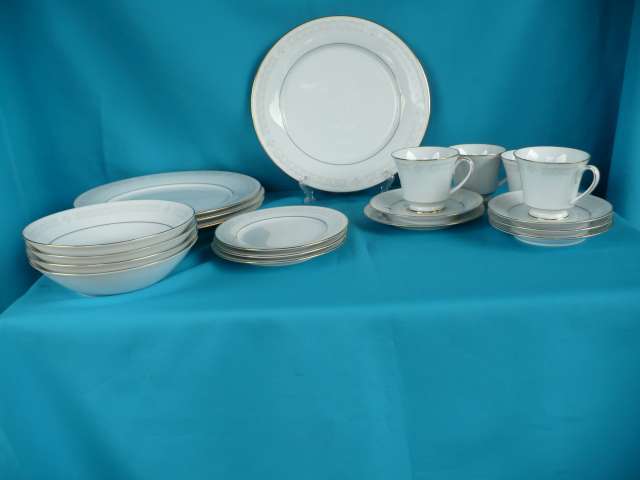 NORITAKE  LEGENDARY    20 PIECE PARISIAN LACE DINNER SET