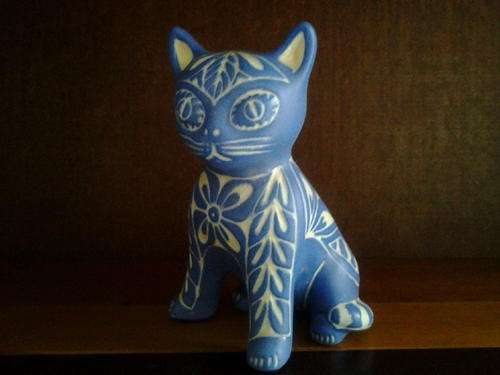 BEAUTIFUL PABLO ZABAL POTTERY CAT-SIGNED-BLUE AND WHITE