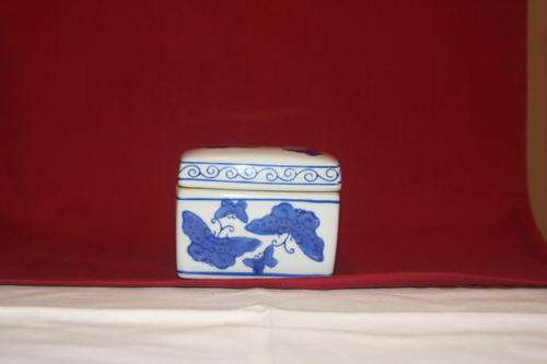 !!!!MING BLUE TRINKET BOX!!!!!!!! BUTTERFLIES!