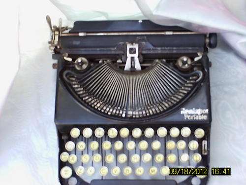 ANTIQUE  REMINGTON PORTABLE TYPEWRITER