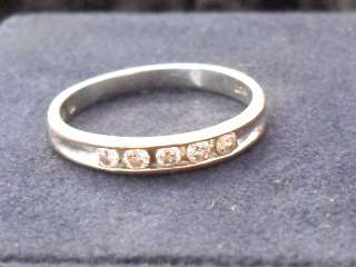 Stunning solid18ct ladies diamond ring with 5 diamonds!!! - NO RESERVE!!!