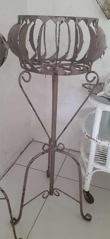 Metal plant stands