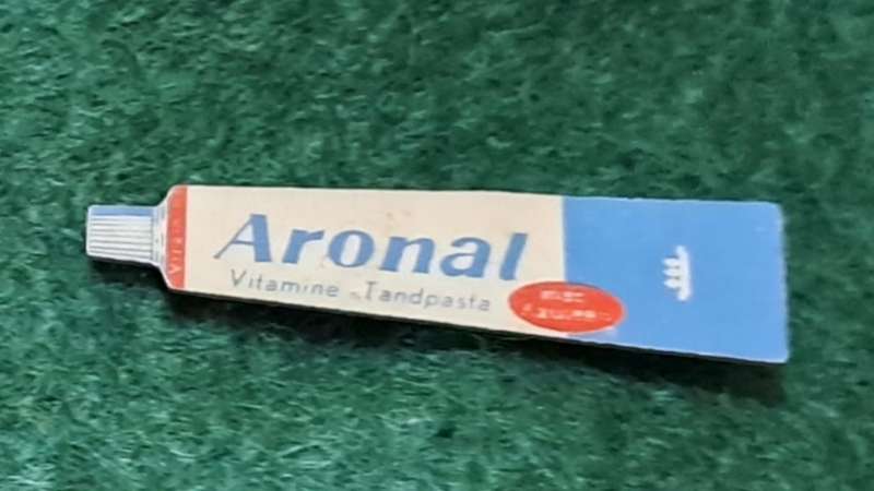 Pin: Vintage Dutch Advertising  - ``Aronal` Toothpaste