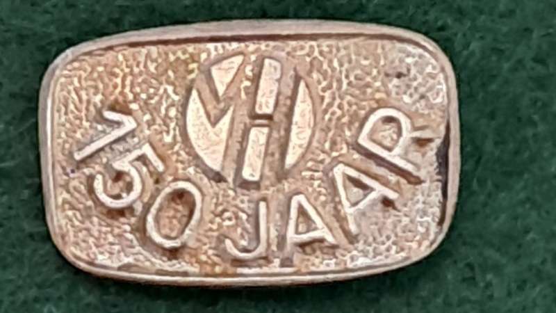Pin: Vintage Dutch Advertising  - `Van Houten 150 jaar` - gold tone