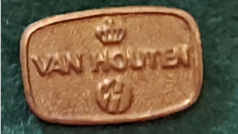 Pin: Vintage Dutch Advertising  - `Van Houten ` - gold tone