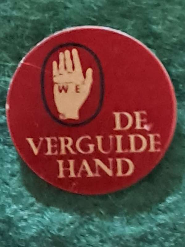 Pin: Vintage Dutch Advertising  - `De Vergulde Hand ` -  Black on Red