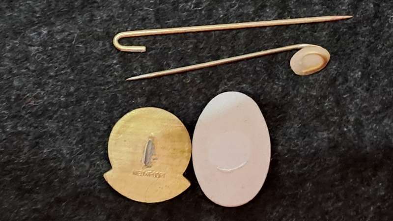 Pin: `Franco-Suisse` +  `Lukken EI` - as per photo