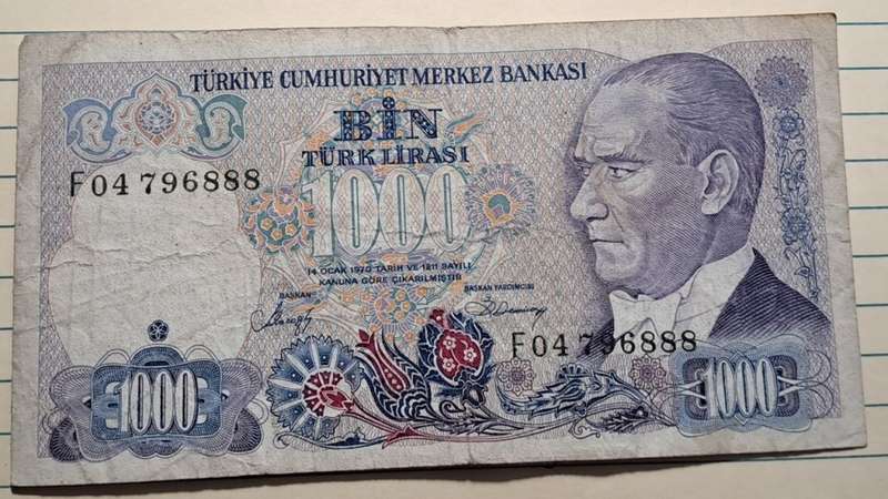 1988 - Turkey  - 1000 Lira  -  Demonetised - Aug 2002 -  F04 796888