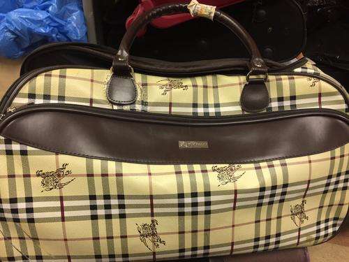 Burberry pulling bag