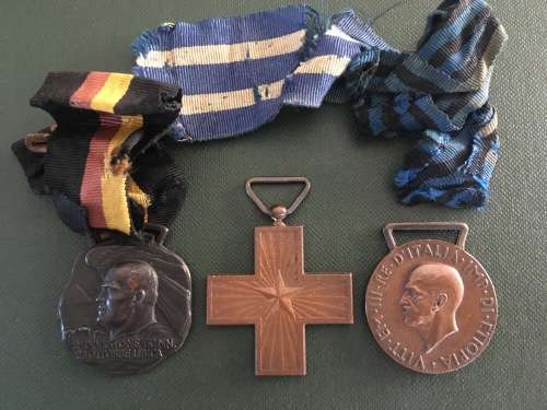 Rare - ITALIAN FASCIST BLACK SHIRTS MEDAL ** 2ND DIVISION group with other Italian Medals**