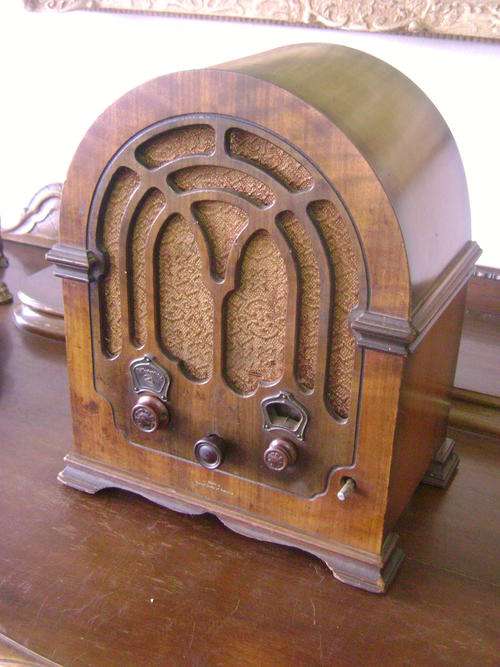 OLD AND RARE " HIS MASTERS VOICE" VALVE RADIO!!!!