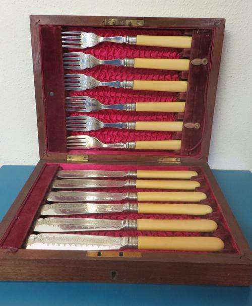 VICTORIAN MAHOGANY BOXED SET OF X12 BONE HANDLED FISH KNIVES AND FORKS**