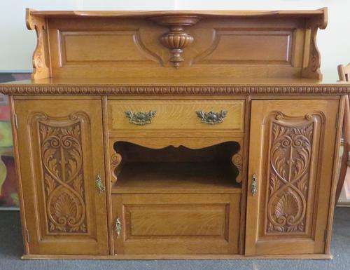 STUNNING SOLID OAK CARVED BUFFET IN PERFECT CONDITION***BEAUTIFUL CARVED DETAILS***