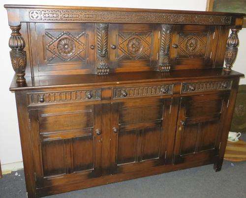 OAK CARVED COURT CABINET WITH LOTS OF PACKING SPACE**BEAUTIFUL PIECE**