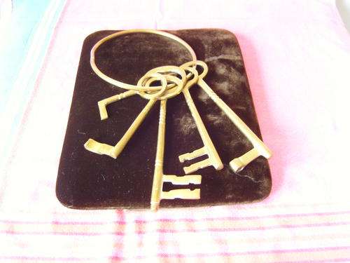 A set of 5 brass decorative keys on a ring