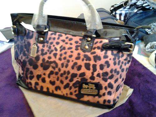 **** STUNNING DESIGNER HANDBAG *** COACH