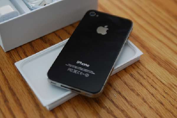 Apple iPhone 4S 16gig *Very Good Condition, with accessories*