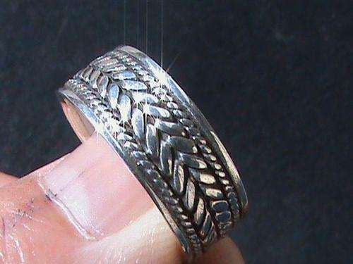 SOLID STERLING SILVER RING. SIZE R 1/2.    8 MM WIDE