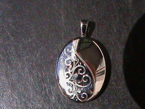 OVAL LOCKET IN STERLING SILVER