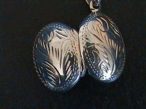 SMALL OVAL STERLING SILVER LOCKET