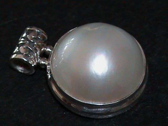 MABE PEARL PENDANT, SET IN STERLING SILVER......