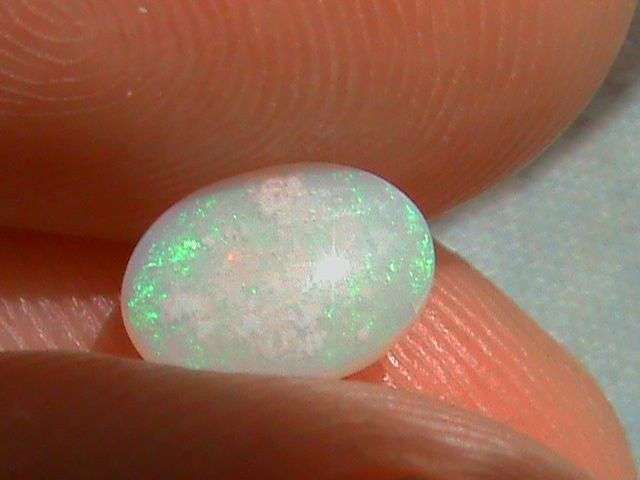 WHITE AUSTRALIAN OPAL.   +-  1CT